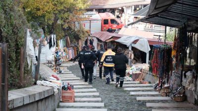 Kastamonu’da ailevi sorunları sebebiyle Kastamonu Kalesindeki sura çıkarak intihar girişiminde