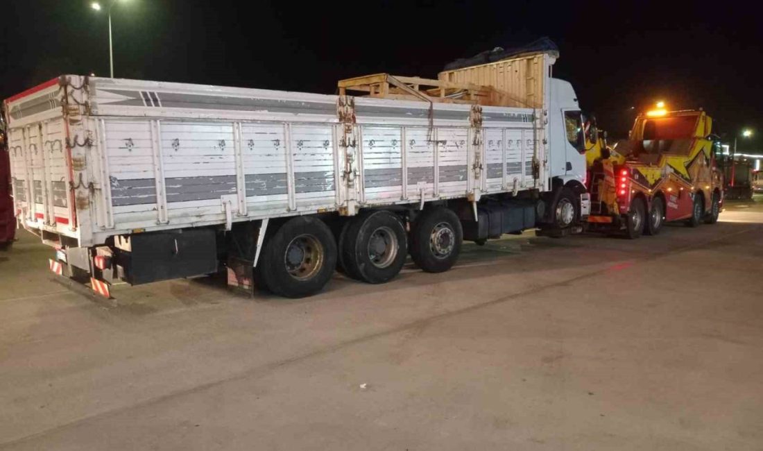 Bilecik’in Bozüyük ilçesinde kamyon ile çekicinin çarpışması sonucunda meydana gelen