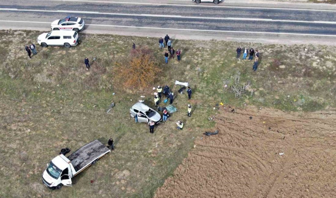 Kastamonu’da feci kaza: Takla atan otomobildeki iki kardeş öldü Kastamonu’nun İhsangazi ilçesinde yoldan çıkarak tarlada takla atan otomobildeki iki