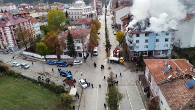 Kastamonu’nun İhsangazi ilçesinde bir binanın çatı kısmında çıkan yangın itfaiye