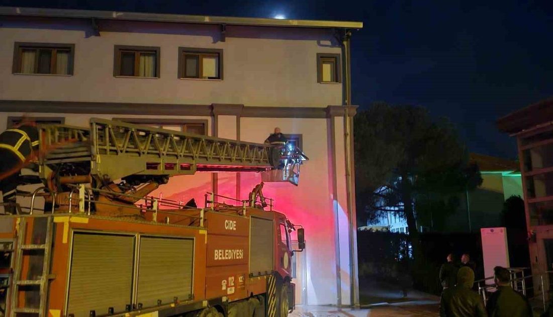 Kastamonu’nun Cide ilçesinde Orman İşletme Müdürlüğü’ne ait misafirhanede çıkan yangın,