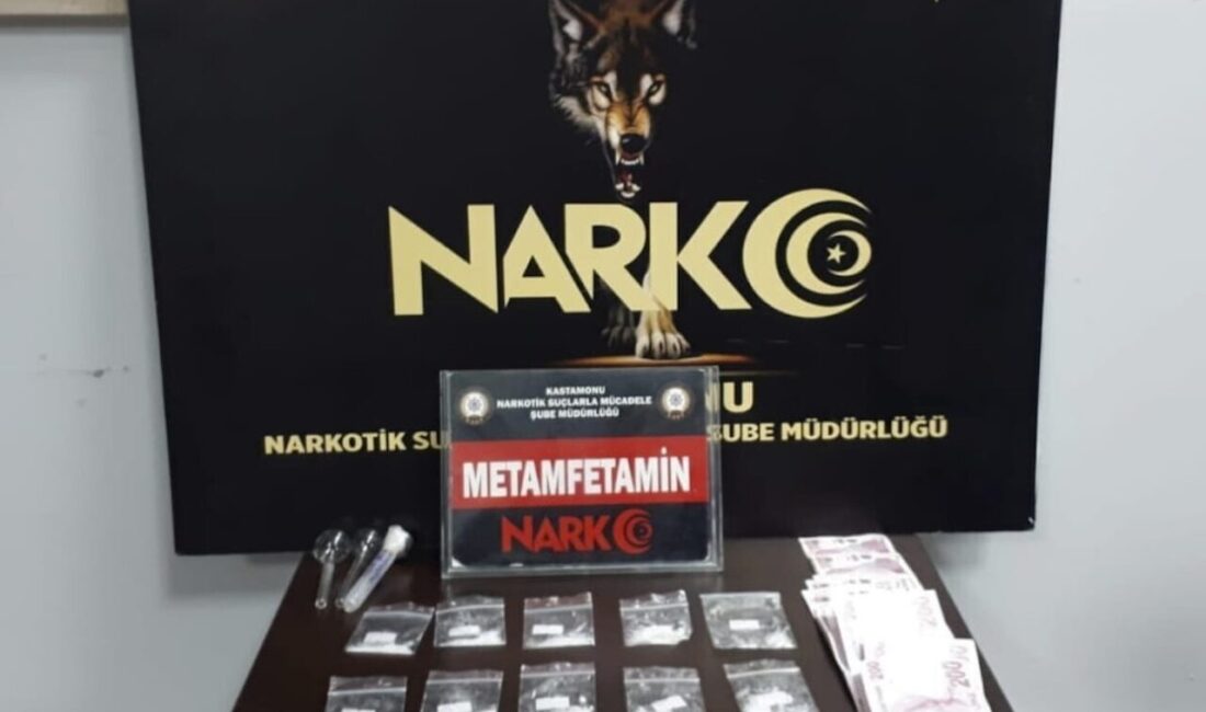 Kastamonu’da polis ekipleri tarafından aracında bulundurduğu uyuşturucu maddeyle yakalan şahıs,