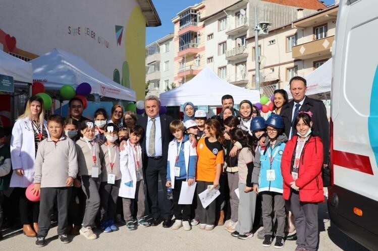 Kaymakam Adem Öztürk’ten yoğun mesai Bozüyük Kaymakamı Adem Öztürk, Sağlıklı Çocuk Elçi Programına katılarak öğrencilerle