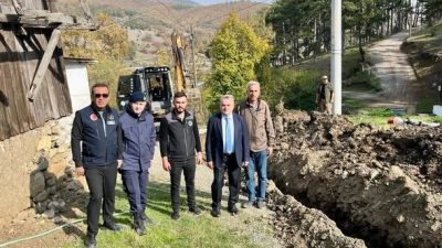 Bozüyük Kaymakamı Adem Öztürk, köydeki su hattını yerinde inceledi. Bozüyük