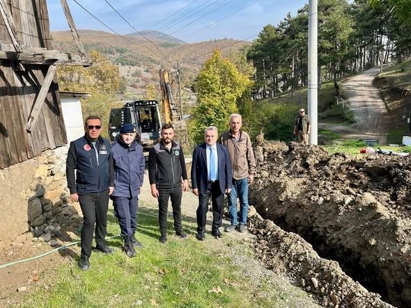 Kaymakam Öztürk, köydeki su hattını yerinde inceledi Bozüyük Kaymakamı Adem Öztürk, köydeki su hattını yerinde inceledi. Bozüyük