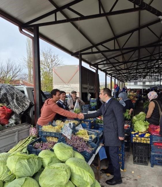 Bilecik’in Yenipazar ilçesinde Kaymakam Mehmet Salih Uçar, kurulan pazarı ziyaret