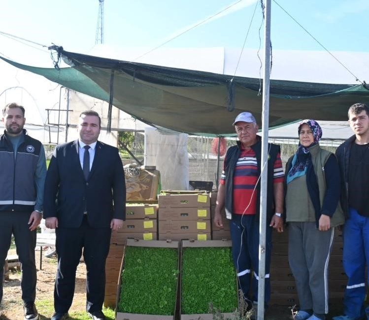 Kaymakam Ünal’dan çiftçilere sertifikalı tohum desteği Bilecik’in İnhisar ilçesinde çiftçilerin üretim kapasitesini artırmak amacıyla çiftçilere sertifikalı