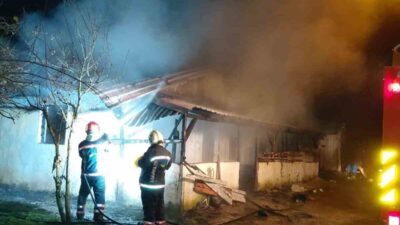 Sakarya’nın Kaynarca ilçesinde tek katlı evde çıkan yangın itfaiye ekiplerince