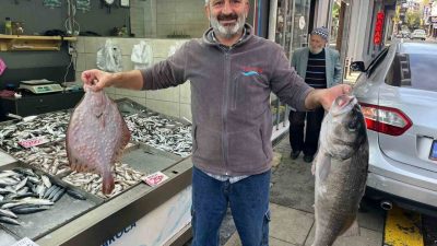 Düzce’nin Akçakoca ilçesinde yakalanan 7,5 kilogram ağırlığındaki levrek balığı ile