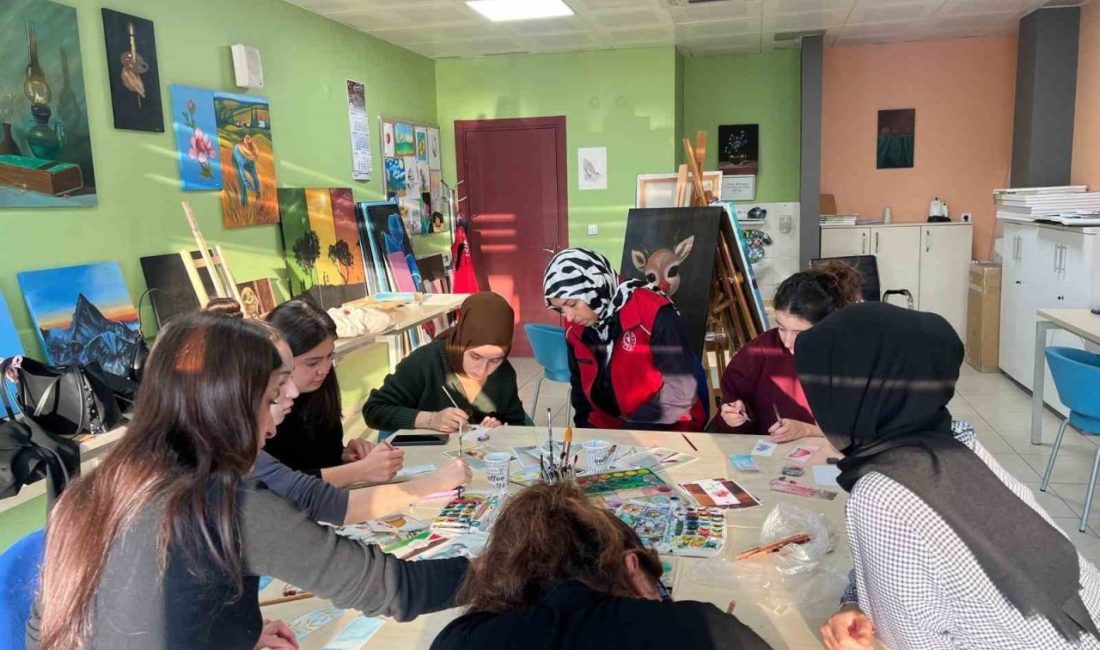 Kitap ayraçlarını kendileri yapıyor Düzce Üniversitesi öğrencileri, Gençlik Merkezinde düzenlenen Sulu Boya Ayraç Yapım