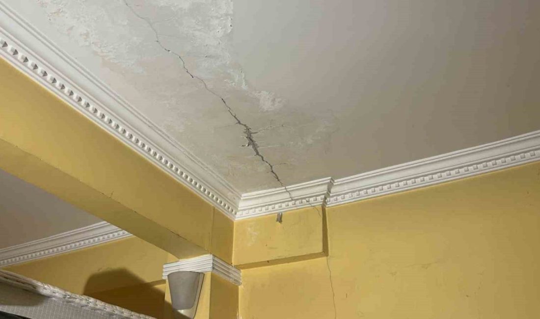 Kocaeli’de bir binanın kolonları çatladı: Aileler korkuyla evi tahliye etti Kocaeli’nin Çayırova ilçesinde 4 katlı bir binanın kolonlarında meydana gelen