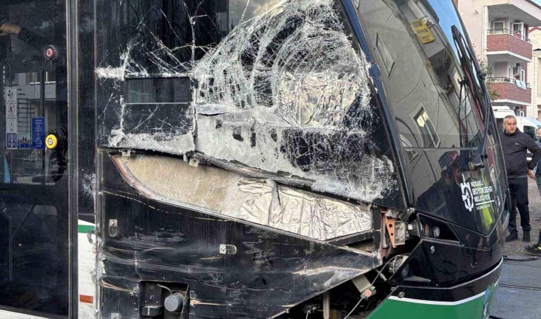 Kocaeli’nin İzmit ilçesinde belediyeye ait çöp kamyonunun tramvaya çarpması sonucu