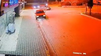 Kocaeli’nin Kartepe ilçesinde meydana gelen kazada, otomobille çarpışan motosiklet sürücüsü