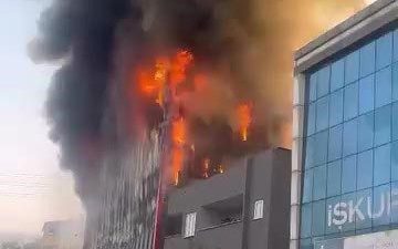 Kocaeli’nin Dilovası ilçesinde bulunan iş yerinde yangın çıktı, bölgeye çok