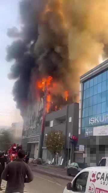 Kocaeli’de iş yerinde yangın, çok sayıda ekip sevk edildi Kocaeli’nin Dilovası ilçesinde bulunan iş yerinde yangın çıktı, bölgeye çok