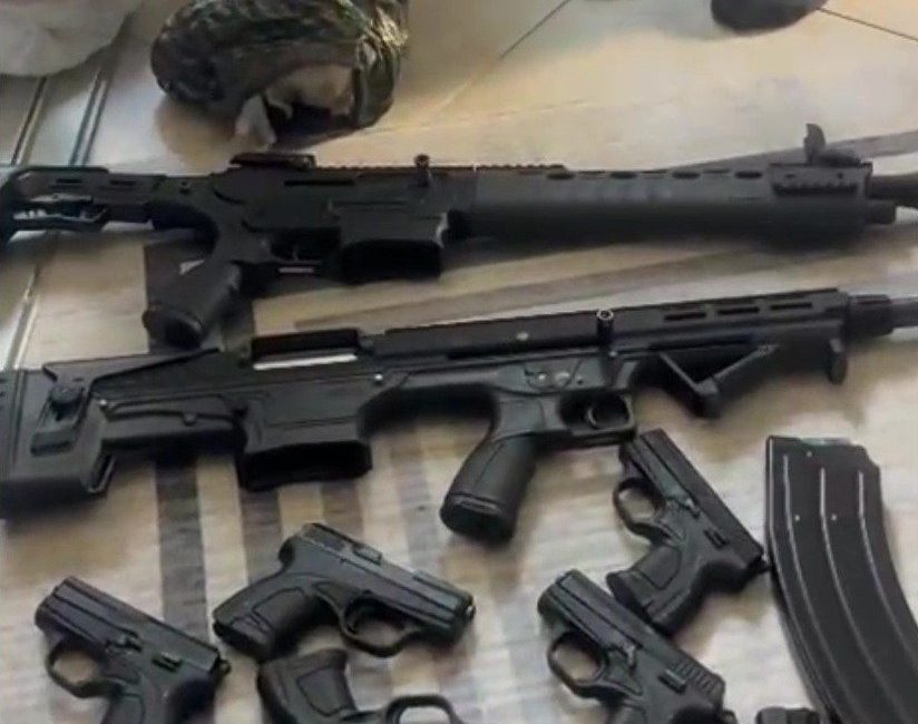 Kocaeli’de bir ikamette yapılan operasyonda 8 ruhsatsız tabanca, 2 otomatik