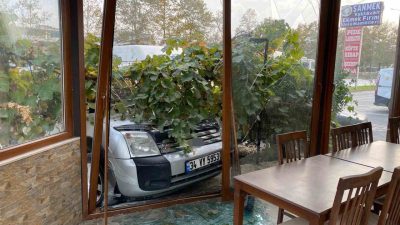 Kocaeli’nin İzmit ilçesinde kontrolden çıkan otomobil, park halindeki iki araca