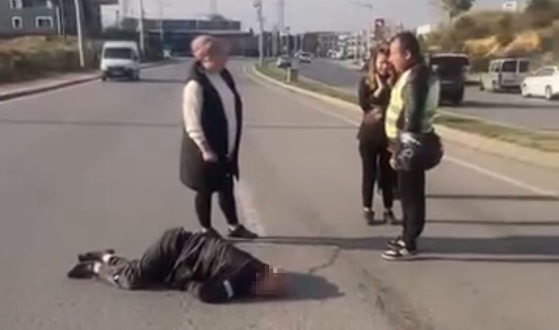 Kocaeli’nin Çayırova ilçesinde kontrolden çıkan otomobil, yayalara çarparak refüje çıktı.