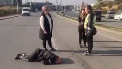 Kocaeli’nin Çayırova ilçesinde kontrolden çıkan otomobil, yayalara çarparak refüje çıktı.