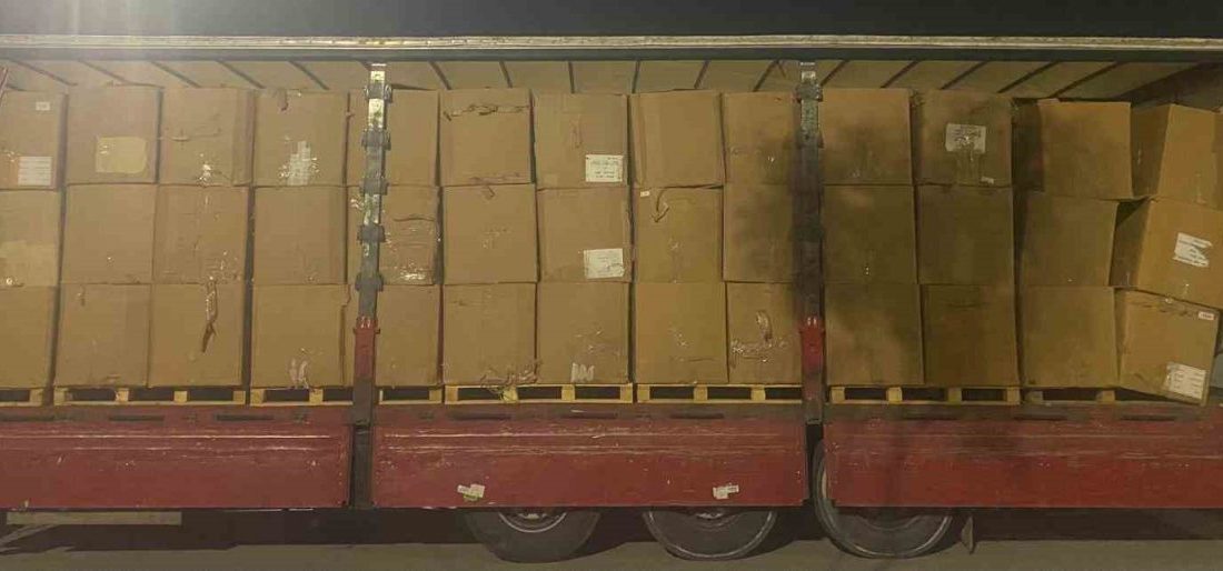 Kocaeli’de sahte belgeli tırda tonlarca kaçak tütün ele geçirildi Kocaeli’nin İzmit ilçesinde polis ekiplerinin bir tıra düzenlediği operasyonda 19