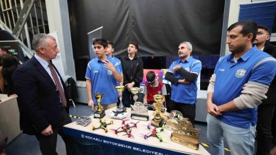 Kocaeli Büyükşehir Belediye Başkanı Tahir Büyükakın, belediye tarafından teknoloji takımlarına