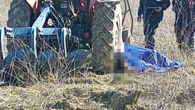 Kocaeli’nin Kandıra ilçesinde 79 yaşındaki eski muhtar, kullandığı traktörün altında