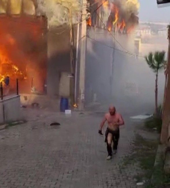 Kocaeli’nde kozmetik fabrikasında yangın: 6 ölü, 1 yaralı Kocaeli’nin Dilovası ilçesinde bulunan bir parfüm dolum fabrikasında çıkan yangında