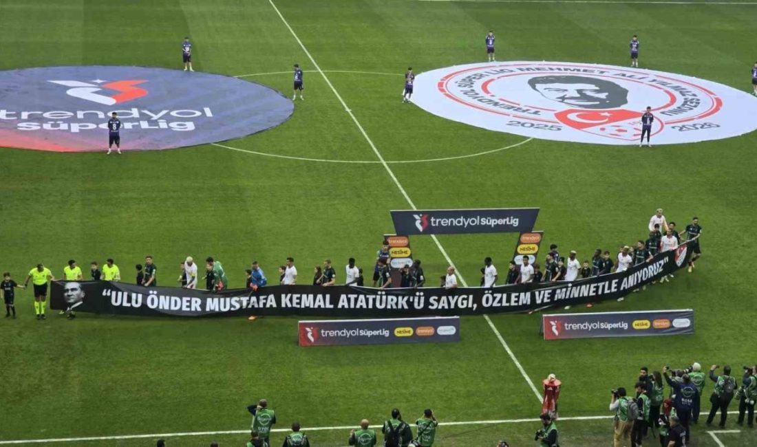 Kocaelispor – Galatasaraylı futbolcular sahaya 10 Kasım pankartıyla çıktı Kocaelispor ile Galatasaraylı futbolcular, seremoniye Gazi Mustafa Kemal Atatürk’ü anmak