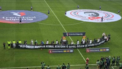 Kocaelispor ile Galatasaraylı futbolcular, seremoniye Gazi Mustafa Kemal Atatürk’ü anmak