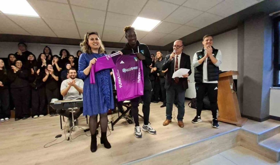 Kocaelispor Kulübü, 24 Kasım Öğretmenler Günü dolayısıyla Körfez Atatürk Anadolu