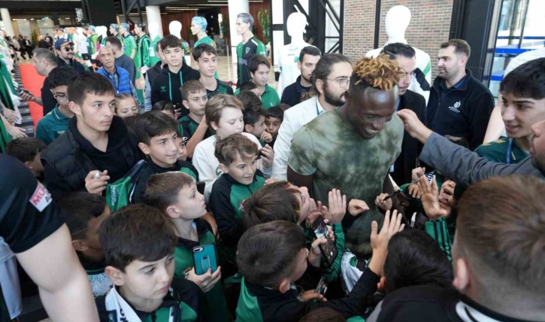 Kocaelispor’un yıldızı Dan Agyei’ye sevgi seli Kocaelispor’un Galatasaray galibiyetindeki golünü kaydeden Dan Agyei, katıldığı Kocaeli Spor