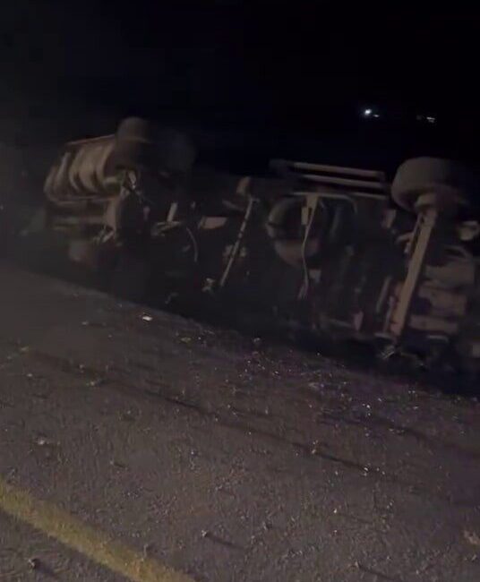 Sakarya’nın Kaynarca ilçesinde kontrolden çıkan kamyon, elektrik direğini yıkarak yol