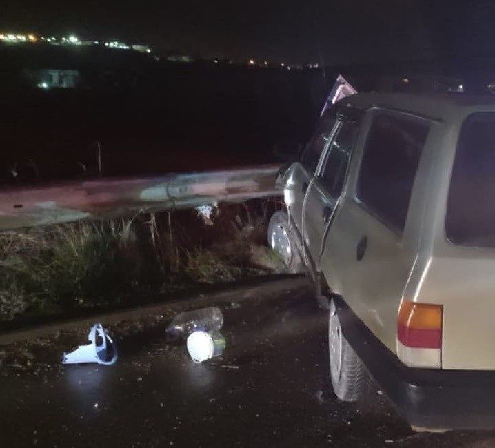 Bilecik’te seyir halinde kontrolden çıkan otomobilin yolun orta refüjüne çarpması