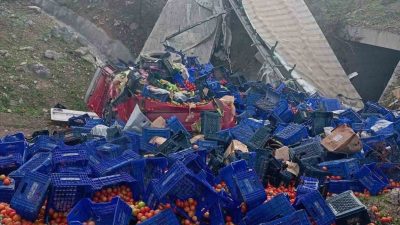 Bilecik’te kontrolden çıkan sebze yüklü tırın şarampole devrilmesi sonucu meydana