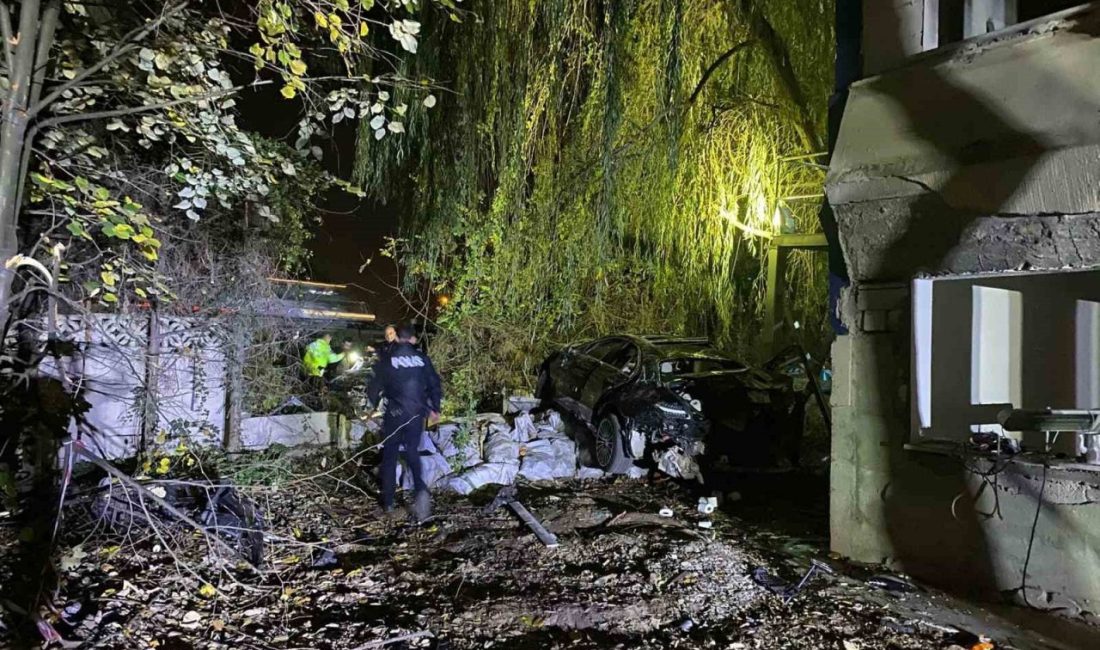 Sakarya’nın Arifiye ilçesi D-650 kara yolu otoban köprüsü üzerinde çarpışarak