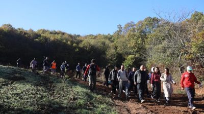 Körfez Belediyesi tarafından düzenlenen doğa yürüyüşü etkinliğinde öğrenciler ve ilçe