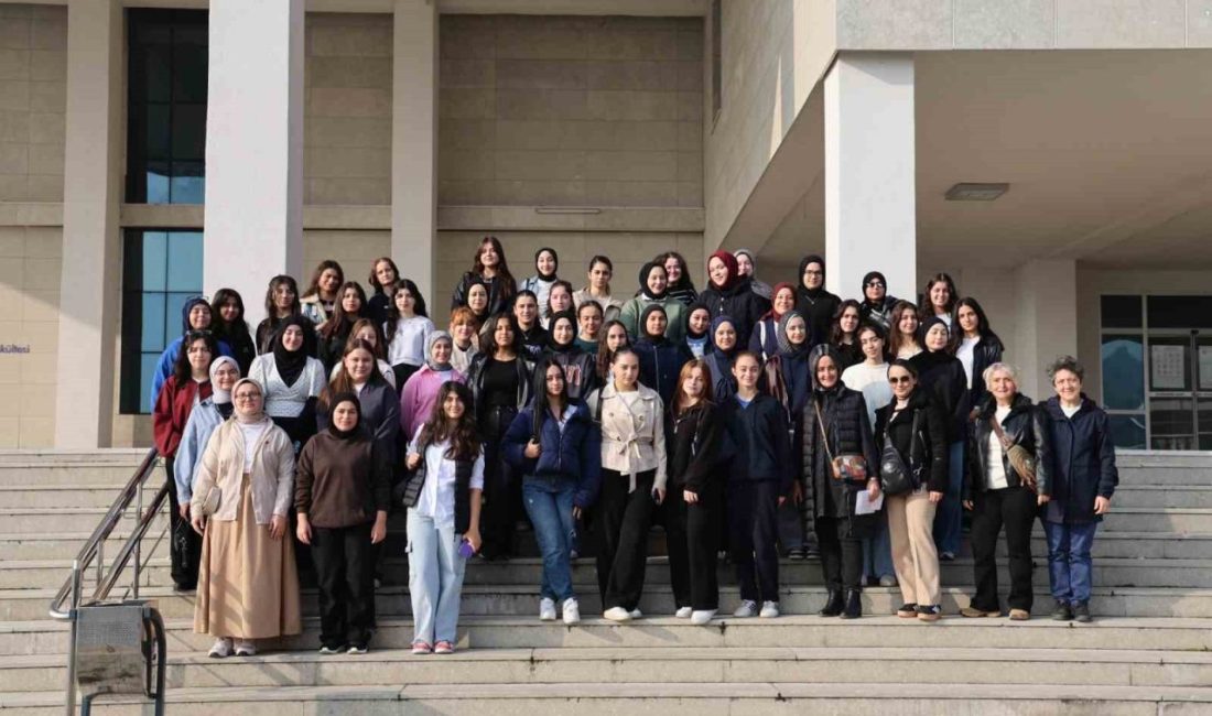 Liseli gençler Düzce Üniversitesi’nde Düzce Mevlana Kız Mesleki ve Teknik Anadolu Lisesi’nden Düzce Üniversitesi’ne