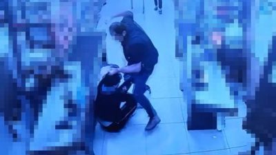 Kocaeli’nin Körfez ilçesinde bir markette, “şeker dökme” meselesi nedeniyle bir