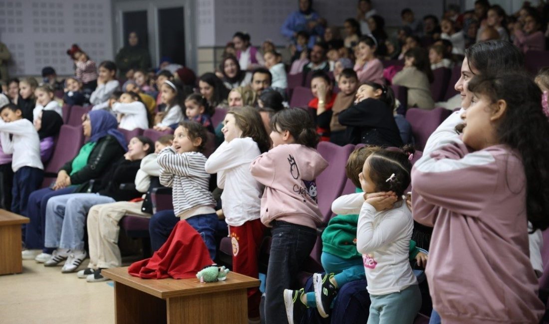Kartepe’de minik öğrenciler, “Dile Benden Ne Dilersen” adlı çocuk oyunu