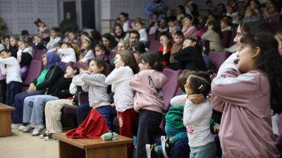Kartepe’de minik öğrenciler, “Dile Benden Ne Dilersen” adlı çocuk oyunu