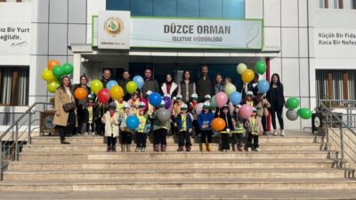 DÜZCE(İHA) – Düzce’nin minik öğrencileri Orman İşletme Müdürlüğü gezerek ağaç