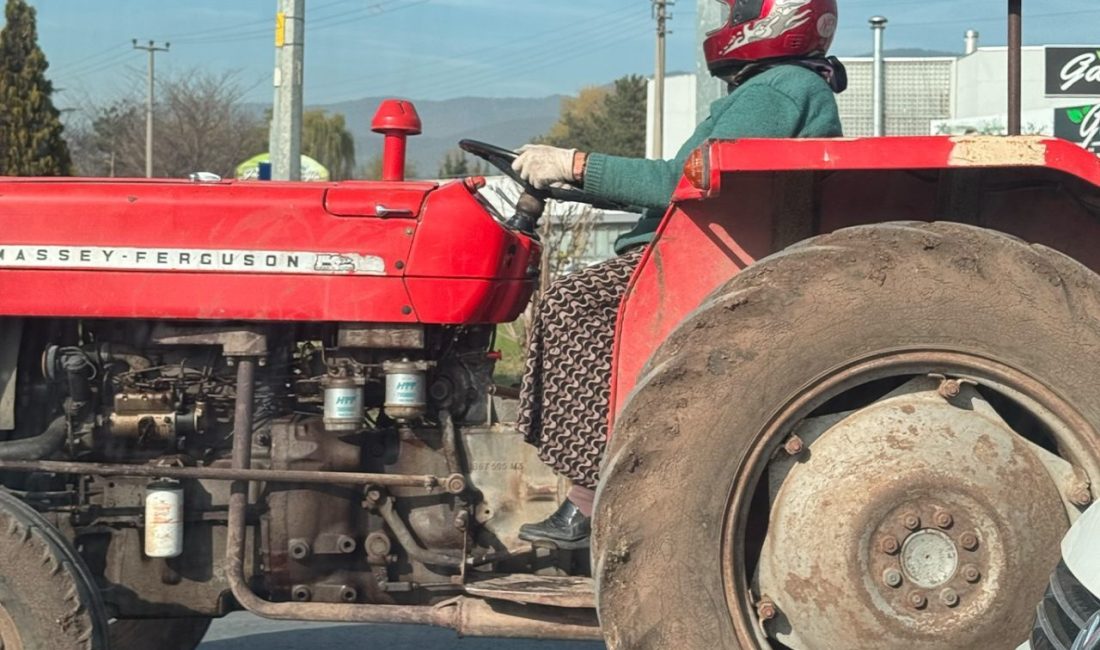 Bolu’da D-100 kara yolunda bir kadının kaskla ve eldivenle traktör