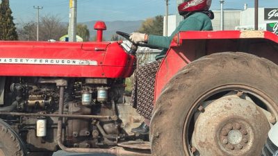 Bolu’da D-100 kara yolunda bir kadının kaskla ve eldivenle traktör