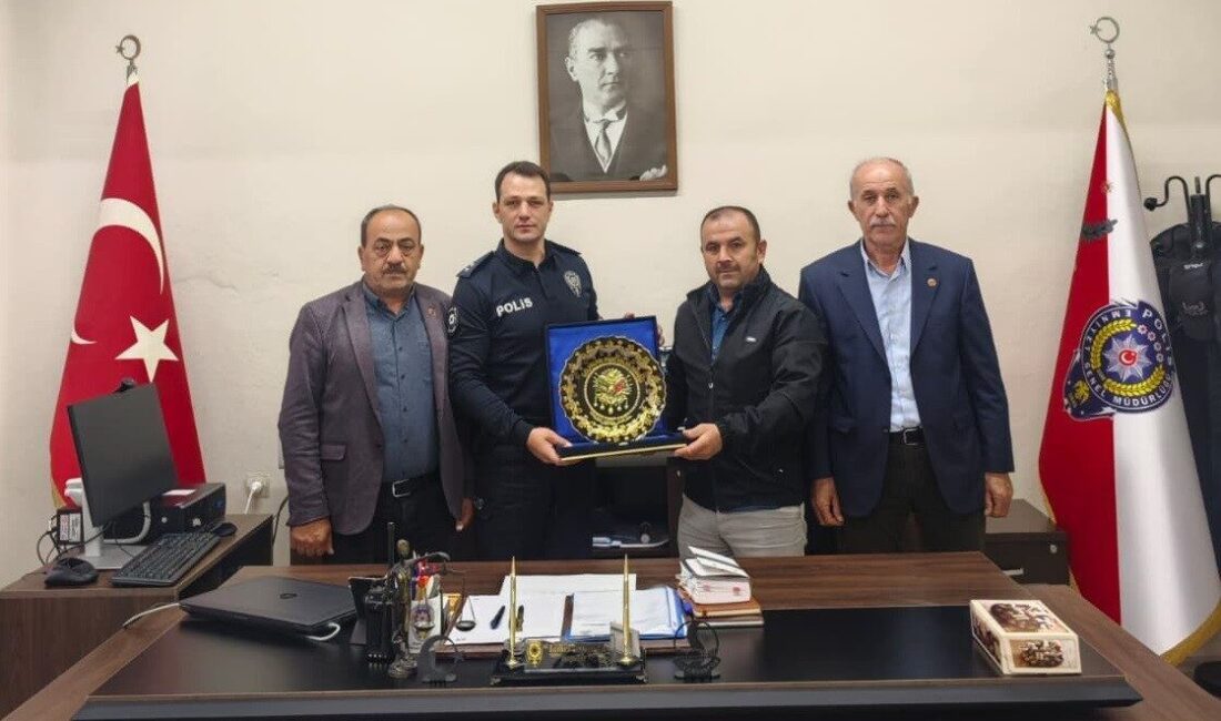Bilecik’te görev yapan muhtarlar Yenipazar İlçe Emniyet Amiri Tamer Kurtul’u