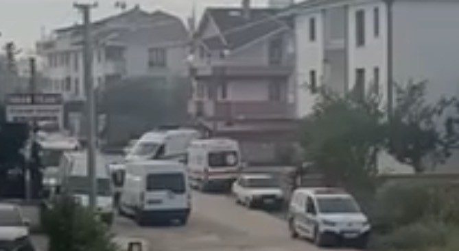 Düzce’de ocakta unutulan çaydanlığın yandığı olayda 2 kişi dumandan etkilenerek