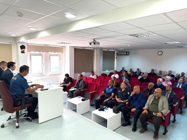 Osmaneli’nde 2025-2026 eğitim ve öğretim yılında okul güvenliği toplantısı gerçekleştirildi.