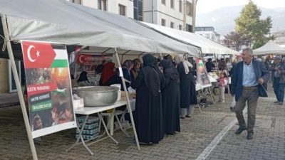 Osmaneli İlçe Müftülüğü öncülüğünde düzenlenen ‘Filistin’e destek hayır çarşısında’ toplanan