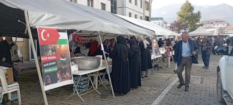 Osmaneli İlçe Müftülüğü öncülüğünde düzenlenen ‘Filistin’e destek hayır çarşısında’ toplanan