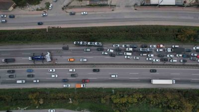 Anadolu Otoyolu Sakarya geçişinde SUV tarzı araç yüklü tır ile