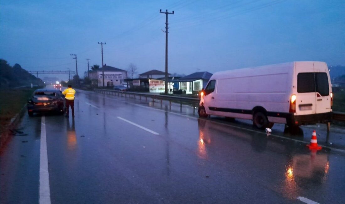 Sakarya’nın Karasu ilçesinde otomobil ile minibüsün çarpışması neticesine meydana gelen